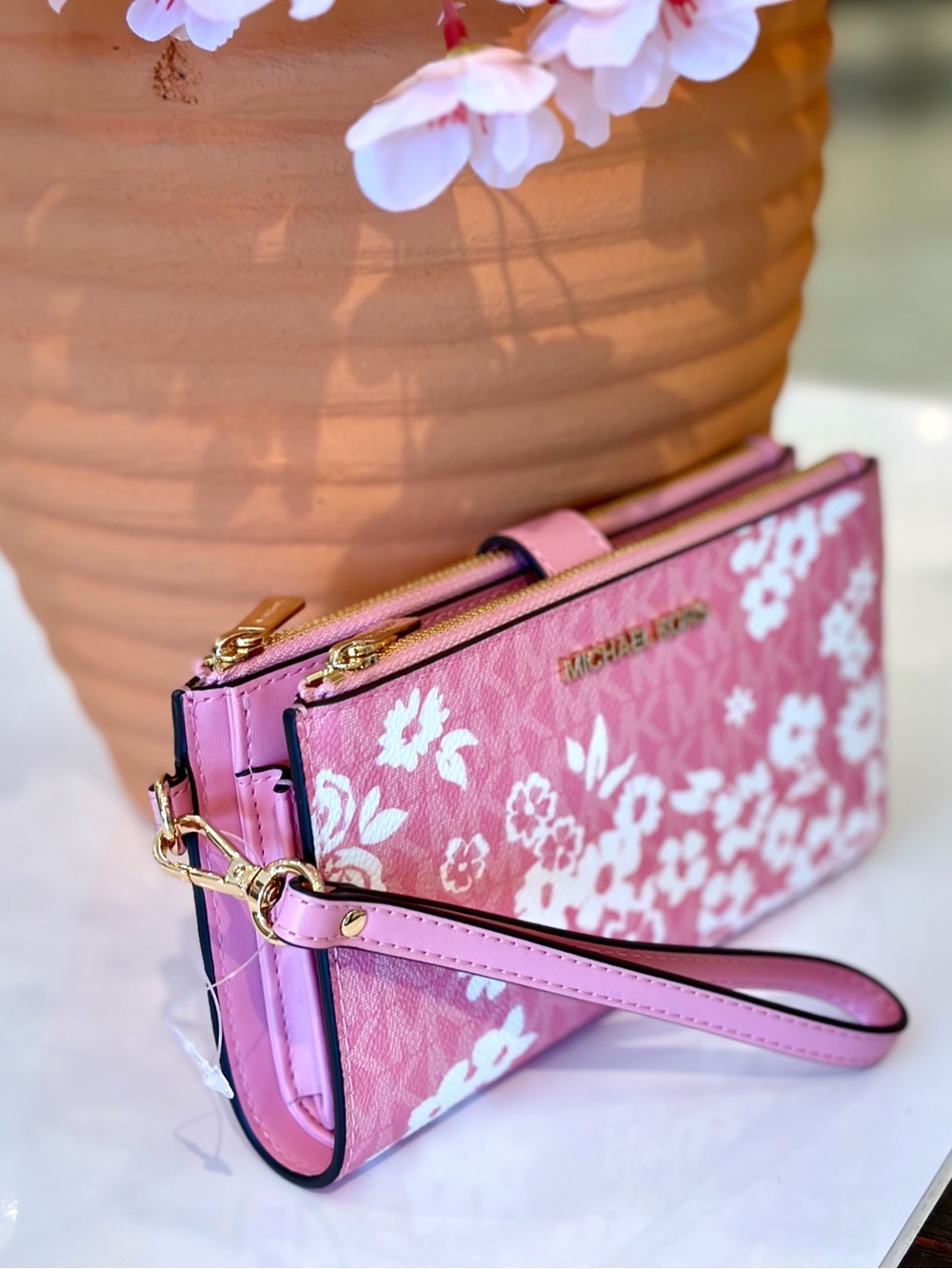 MICHAEL KORS Double Zip
Printed Signature Logo Wristlet
Wallet Carnation